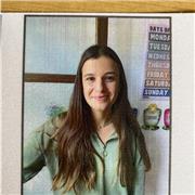 Comencé estudiando el grado de magisterio en educación primaria con mención en lengua inglesa. Cuando lo terminé, estudié el máster en educación bilingüe, y acabé dándome cuenta de que me gustaba la enseñanza de edades más tempranas, por lo que estudié el